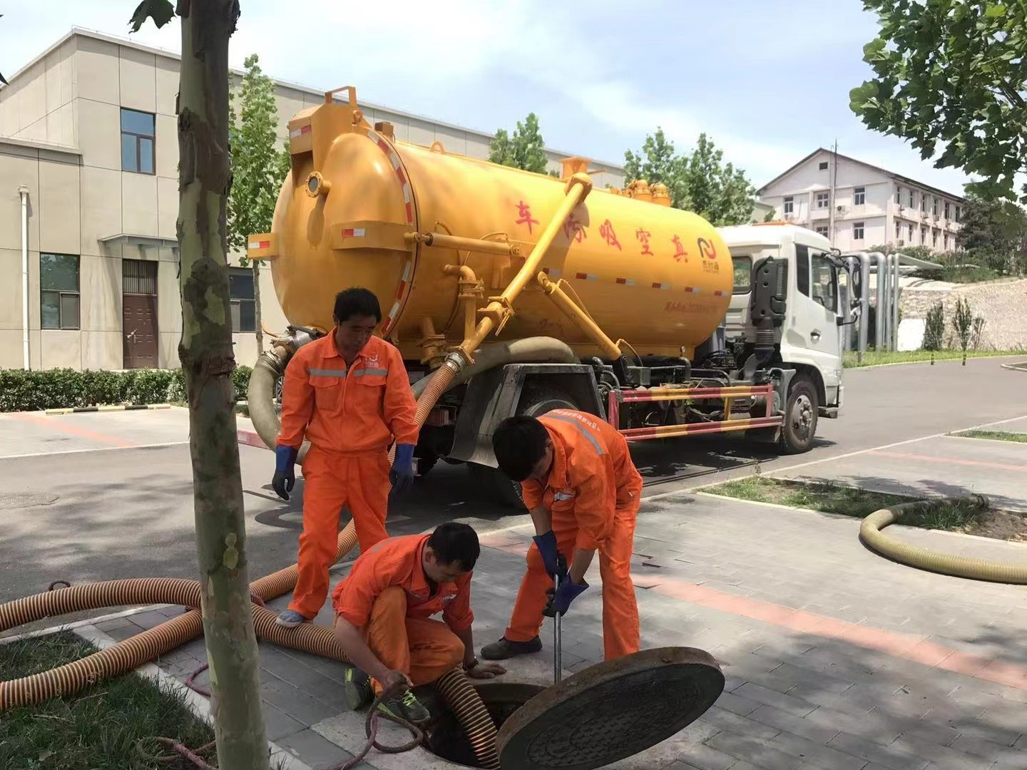 泾源管道疏通车停在窨井附近