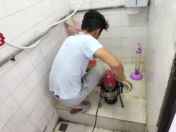 泾源管道堵塞冒臭气 专业师傅现场解决问题