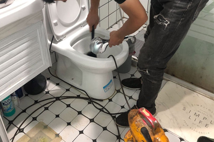 泾源马桶堵塞自己疏通还是找师傅?专业上门服务让你省时更省心